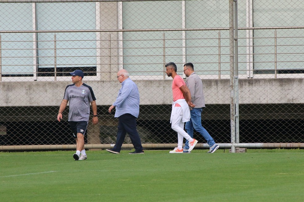 Romildo Bolzan e Léo Moura em treino do Grêmio — Foto: João Victor Teixeira