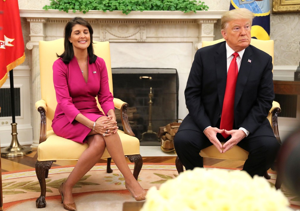 Presidente dos EUA, Donald Trump, se reúne com a embaixadora da ONU, Nikki Haley, no Salão Oval da Casa Branca, em Washington, nesta terça-feira (9)  — Foto: Jonathan Ernst/ Reuters