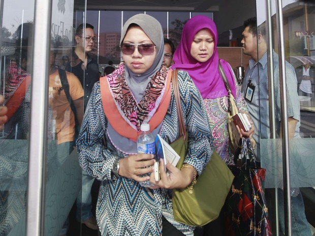 Familiares de passageiros do avião Boeing 777-200 da Malaysia Airlines desaparecido desde o sábado (8) deixam hotel em Putrajaya, Malásia. Buscas pela aeronave, que levava 239 pessoas a bordo, chegam ao segundo dia no mar do sudeste da Ásia. (Foto: Samsul Said/Reuters)