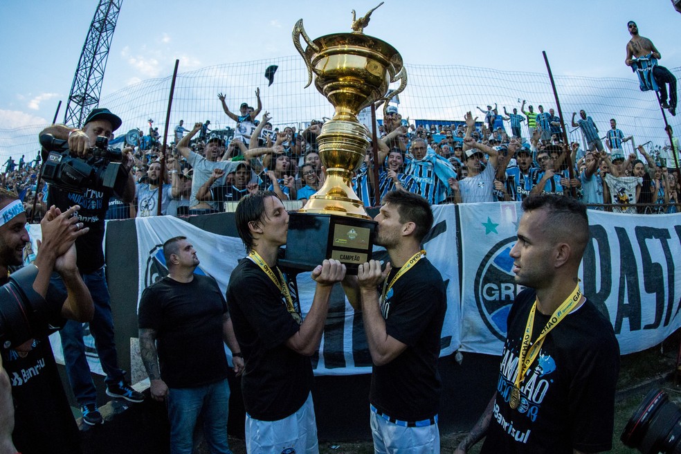 No título do Gauchão, Geromel e Kannemann repetem foto característica nas conquistas (Foto: Lucas Uebel/GREMIO FBPA)