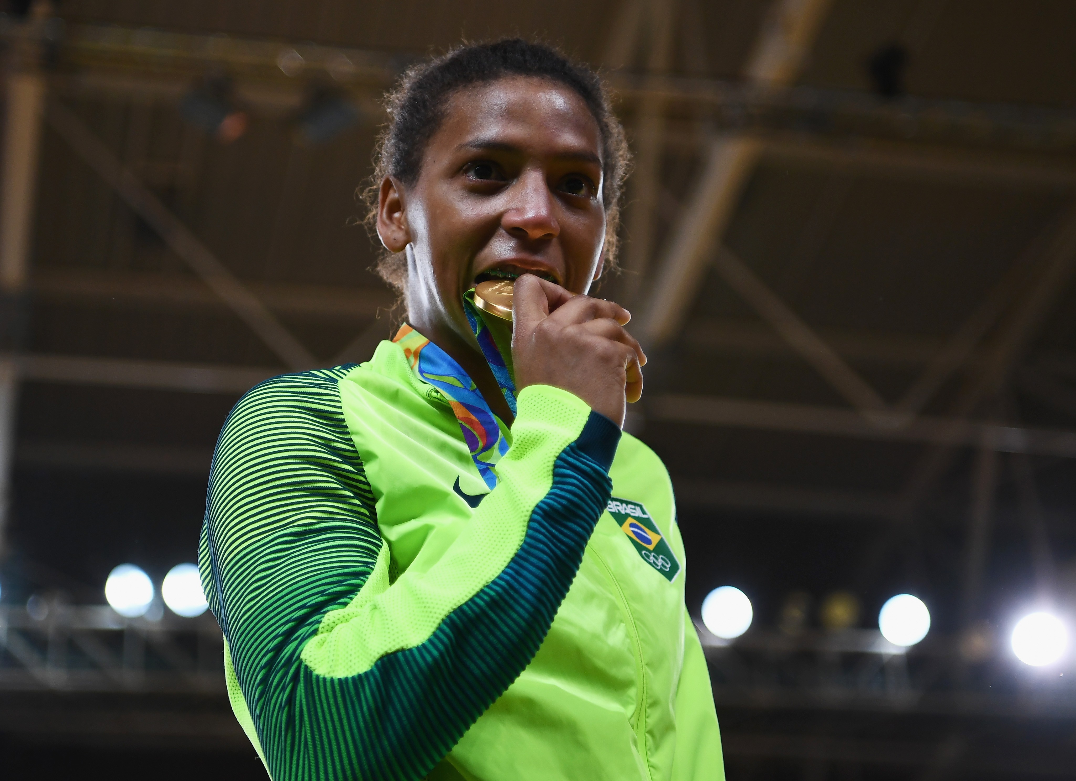 Rafaela Silva com a medalha de ouro na Rio 2016 (Foto: Getty Images)