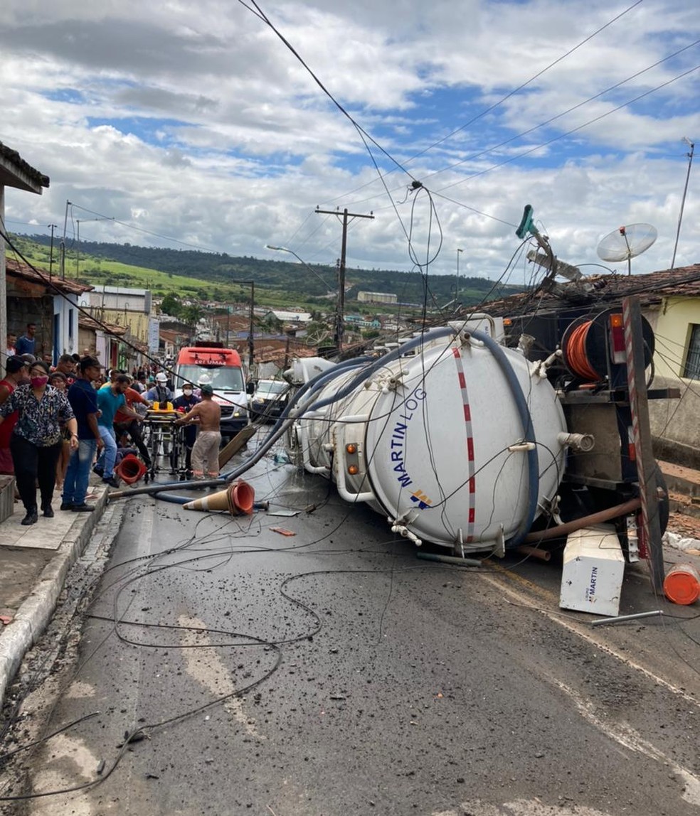 Caminhão tomba e deixa um morto e dois feridos em São Miguel dos Campos, AL — Foto: CBMAL