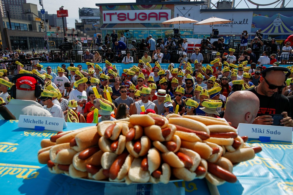 Concurso de quem come mais cachorro-quente atrai multidão em Nova York — Foto: Eduardo Munoz/Reuters