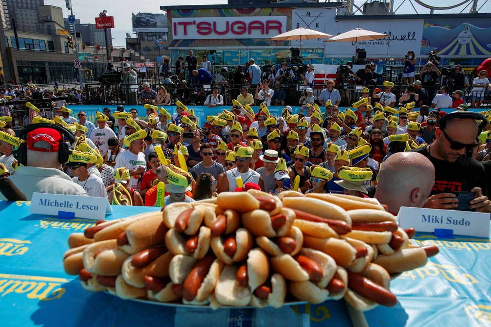 Homem come 71 cachorros-quentes em 10 minutos e vence concurso nos EUA |  Mundo | G1