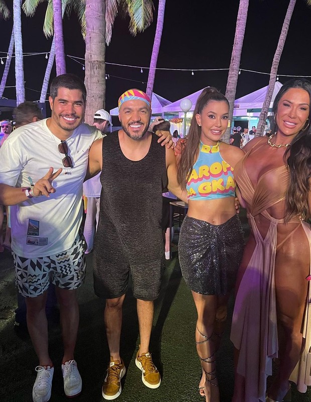 Gracyanne Barbosa com amigos e famosos na Farofa da Gkay (Foto: Reprodução/Instagram)