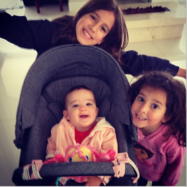 As irmãs Clara, 8, Maria, 5, e a caçula, Helena (Foto: Reprodução/Instagram)