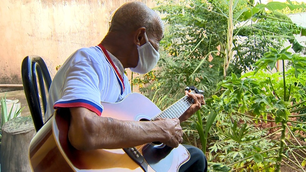 Tocar violão é um dos passatempos de Pedro Francisco — Foto: Reprodução/TV Gazeta 