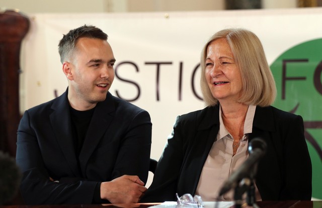 Sally Challen with her son David, during a press conference in central London after she left the Old Bailey where she was told that she will not face a retrial over the death of her husband Richard Challen in 2010. (Photo by Yui Mok/PA Images via Getty Im (Foto: PA Images via Getty Images)