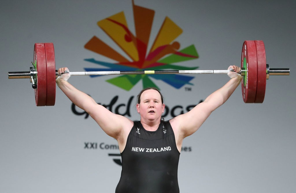 Laurel Hubbard da Nova Zelândia compete na Final Feminina acima de 90 kg durante o levantamento de peso da Gold Coast 2018 (Foto: Scott Barbour/Getty Images)
