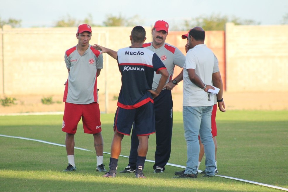 Adriano Pardal conversa com técnico Leandro Campos após fim do treino do América-RN (Foto: Canindé Pereira/América FC)