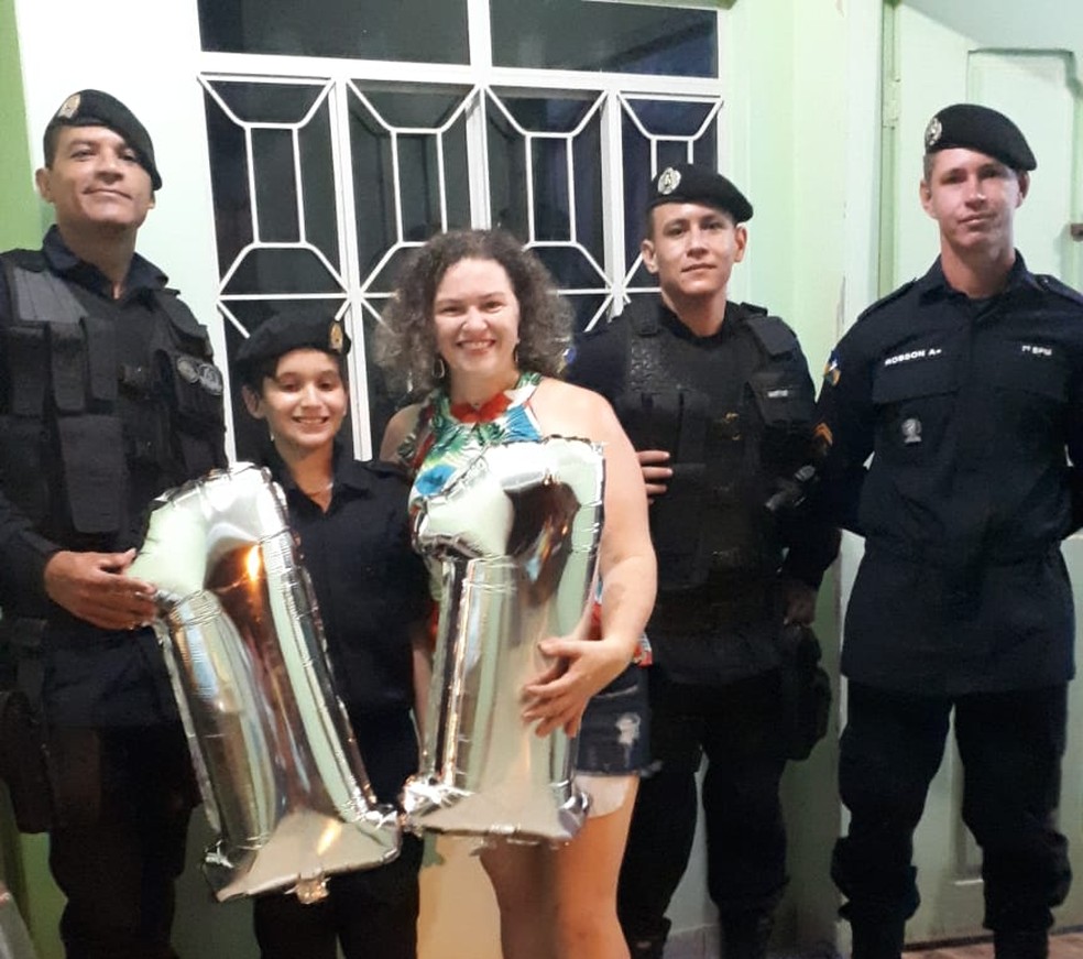 Matheus Viana ganhou bolo e uniforme militar &mdash; Foto: Arquivo Pessoal