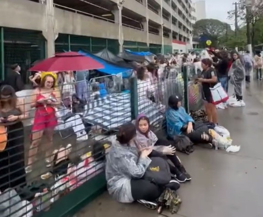 Fãs acampam em fila quilométrica para ver show de Harry Styles, em São Paulo