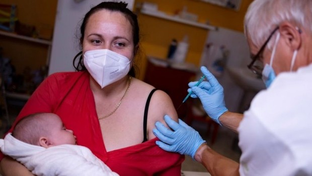 Ceticismo com vacinas ainda é principal entrave para controle da pandemia (Foto: Reuters via BBC News)