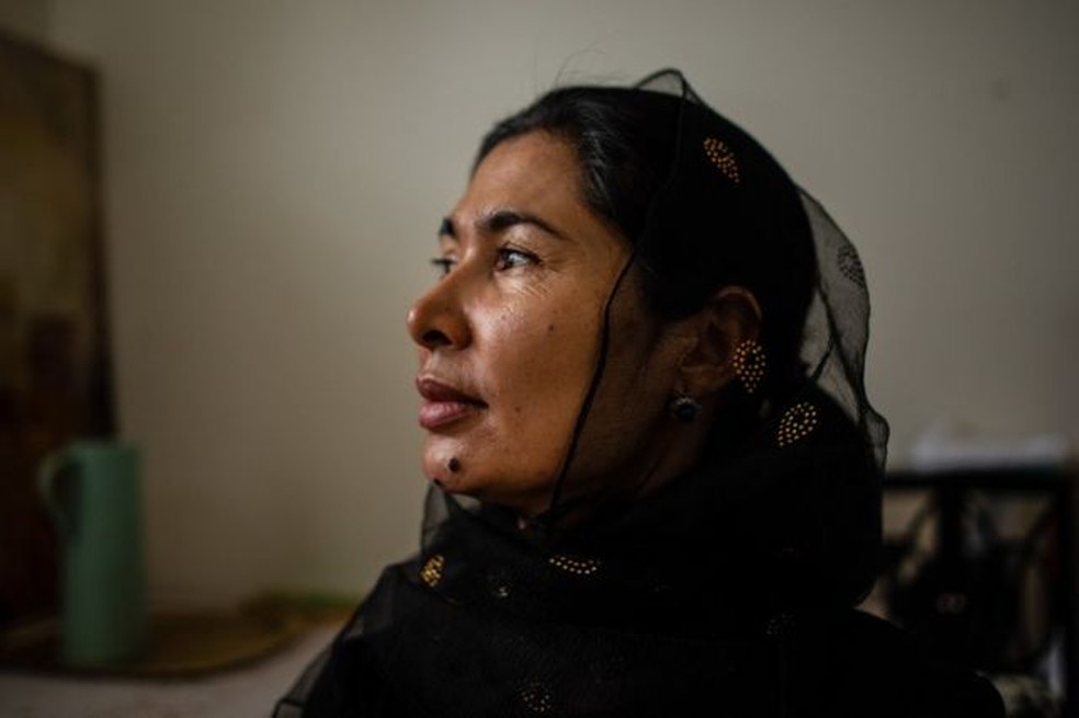 Tursunay Ziawudun passou nove meses dentro da rede de campos de detenção da China — Foto: BBC