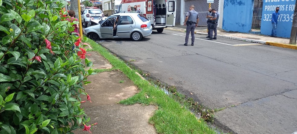 Acidente ocorreu na rua Alto Acre, em Bauru, e deixou três pessoas feridas — Foto: Daniel Santos /Arquivo Pessoal
