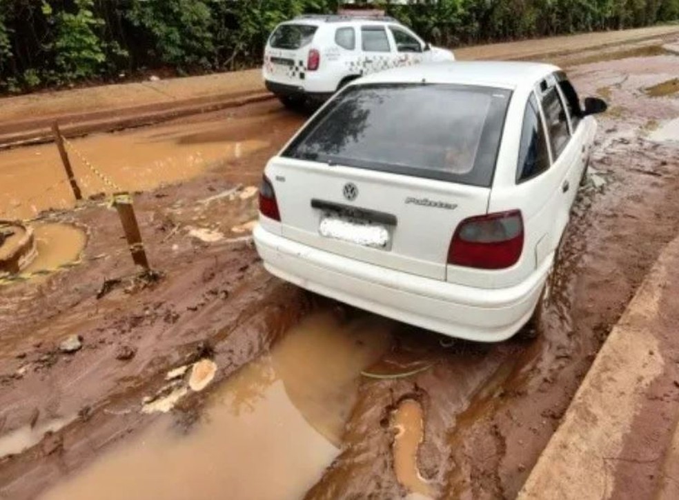 Carro foi encontrado atolado e abandonado na área rural de Brotas. — Foto: Reprodução/acidade on