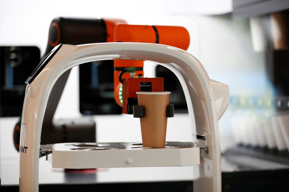 Robô conta com um braço biônico que ajuda no preparo das bebidas. — Foto: REUTERS/Kim Hong-Ji
