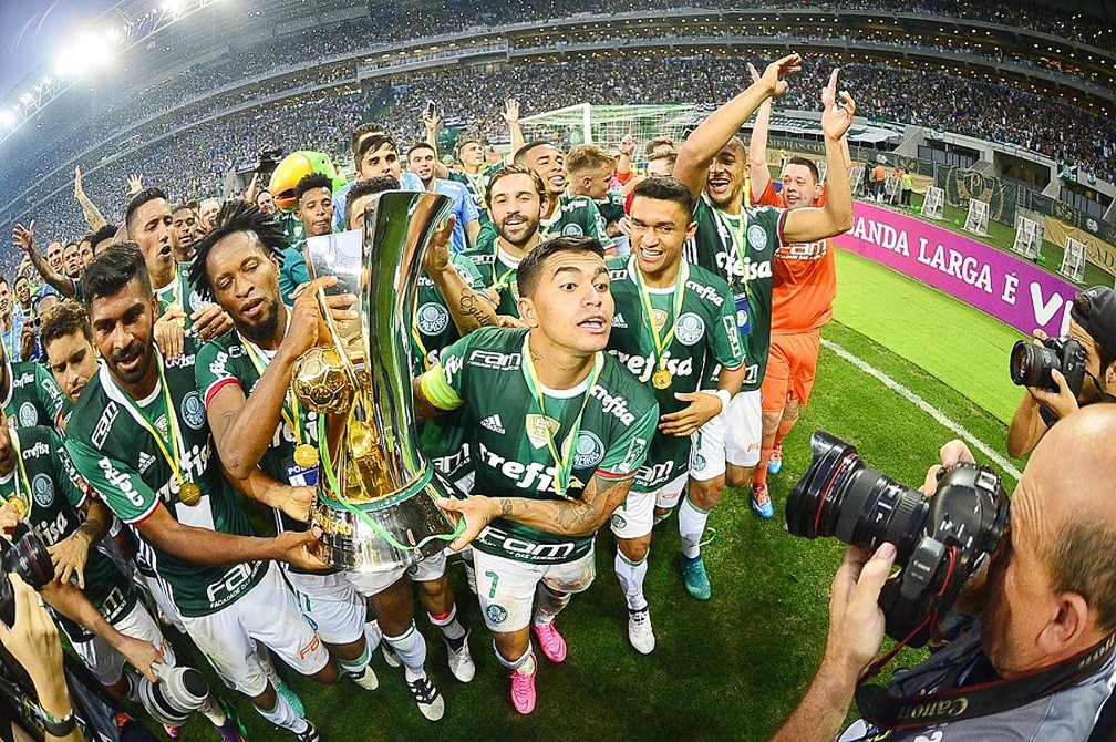 Dudu com a ta&ccedil;a de campe&atilde;o brasileiro de 2016 &mdash; Foto: Marcos Ribolli