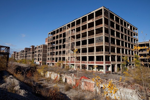 Fábrica abandonada de automóveis Packard, em Detroit. Imagem: Wikimedia Commons