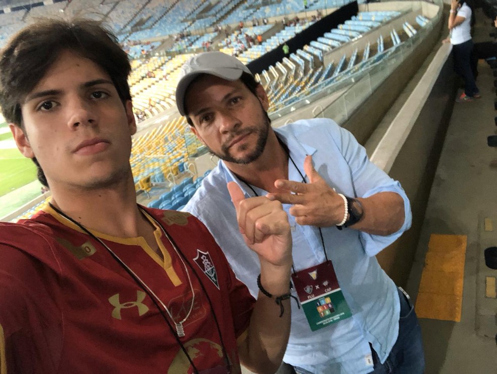 Preto Casagrande e o filho tricolor Rafael no Maracanã — Foto: Arquivo Pessoal