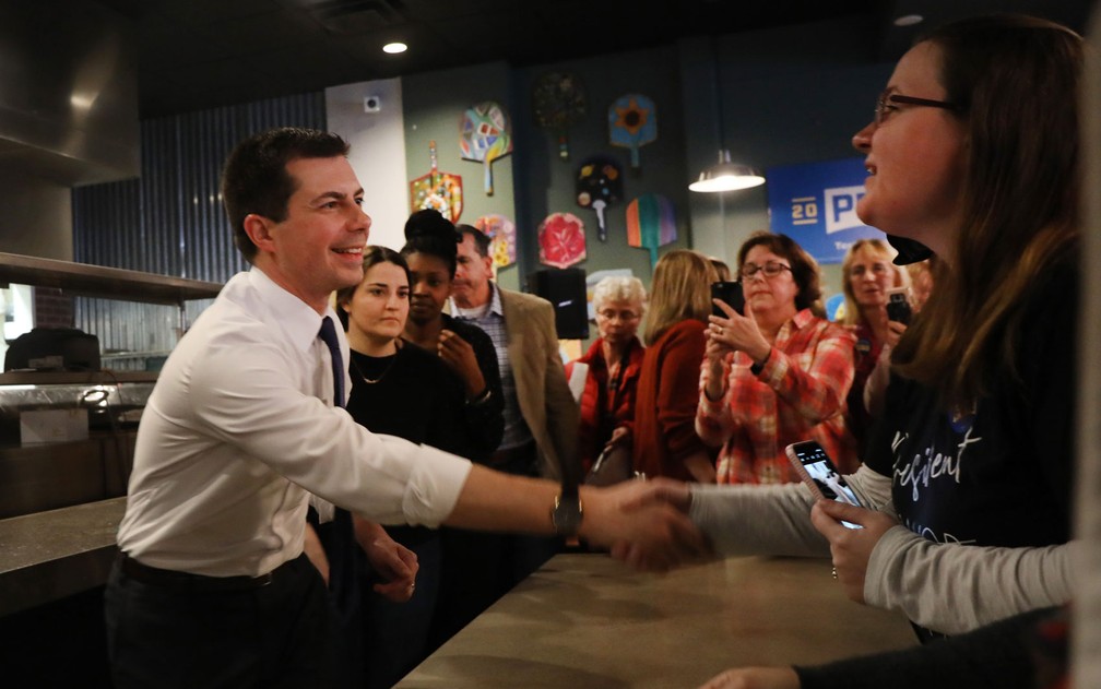 O pré-candidato democrata Pete Buttigieg cumprimenta apoiadores em Hampton, New Hampshire, na terça-feira (4) — Foto: Spencer Platt/Getty Images/AFP