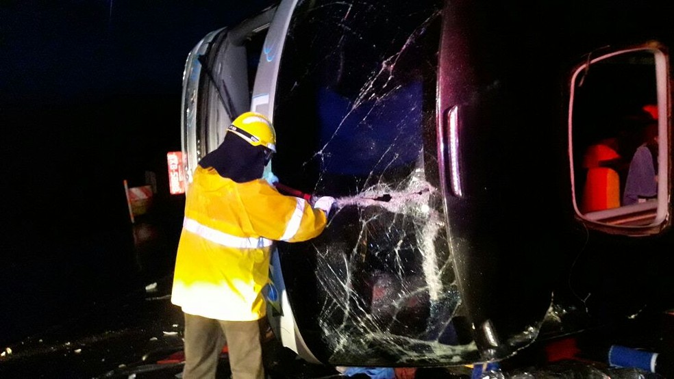 Bombeiros de diversas cidades do Vale do Itajaí atenderam acidente com ônibus do PR em SC neste sábado (18) (Foto: Rádio Educadora/Divulgação)