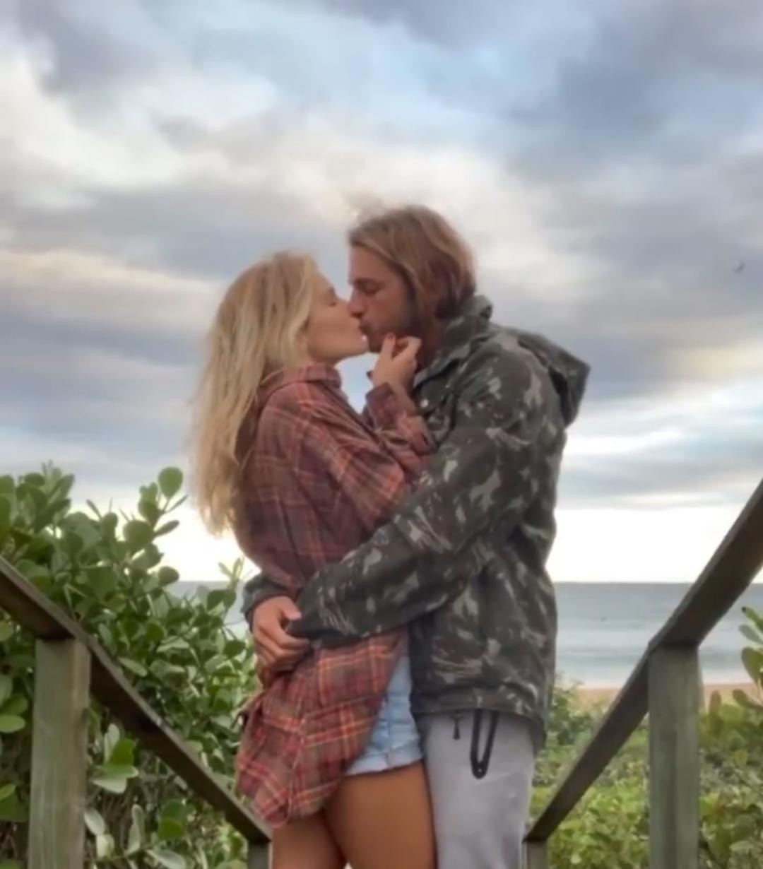 Isabella Santoni e Caio Vaz fazem clique romântico em Santa Catarina (Foto: Reprodução/Instagram)
