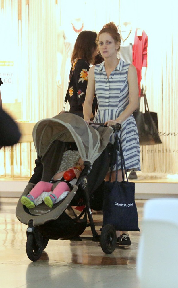 Laila Zaid passeia com a família em shopping no Rio  (Foto: Thiago Martins/AgNews)