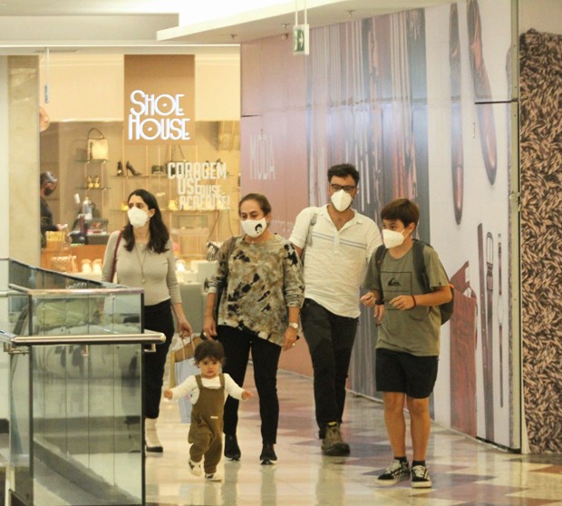Cissa Guimarães passeia em shopping com máscara com estampa do filho, Rafael Mascarenhas, que morreu em 2010 (Foto: Rodrigo Adão e Webert Belício / AgNews)