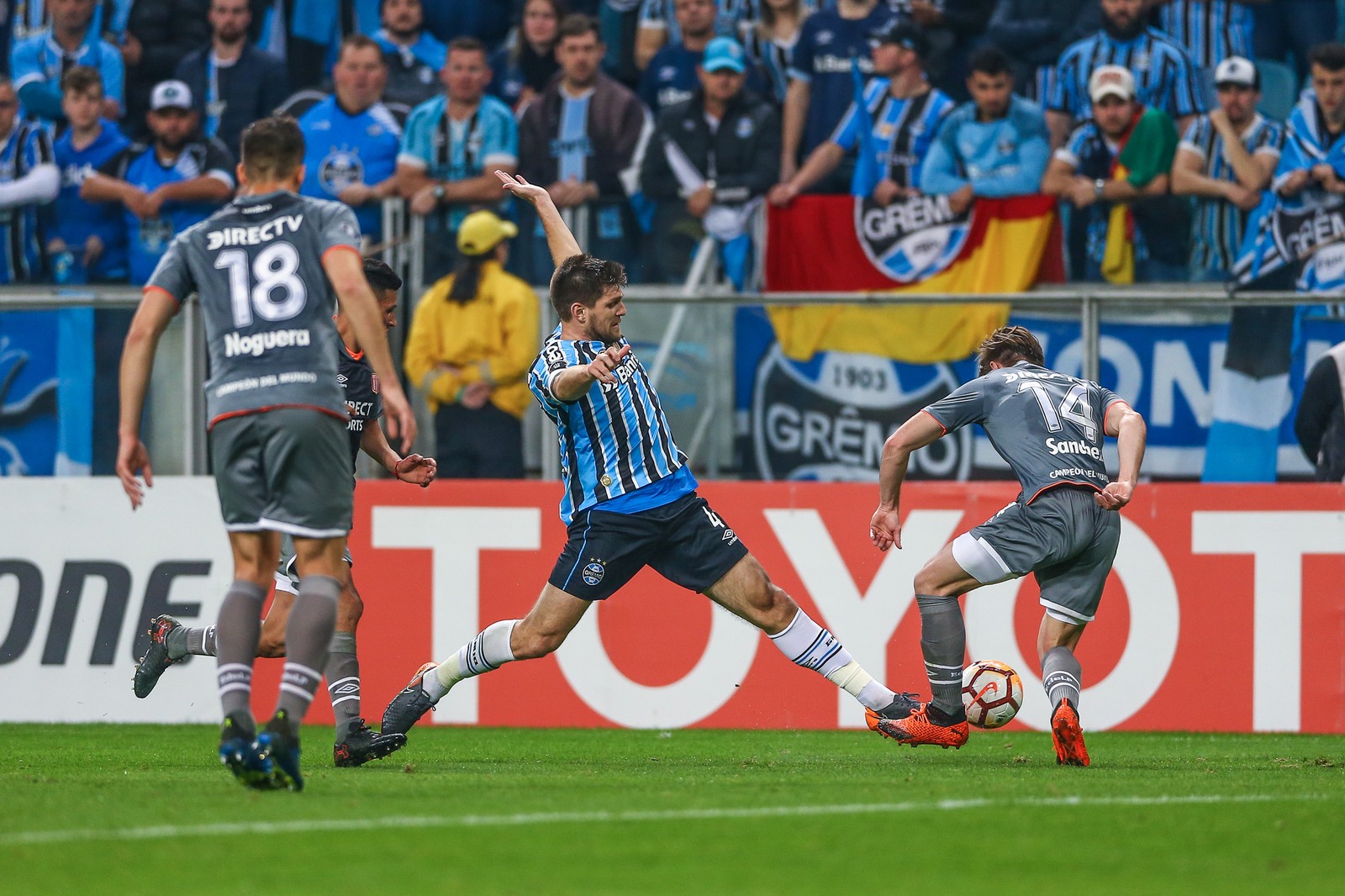 Kannemann sai da sombra de Geromel no pós-Copa e leva argentinos à loucura