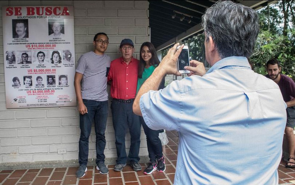 Roberto Escobar (c.), irmão de Padlo Escobar, recebe turistas em sua casa (Foto: DW/A. Williams)