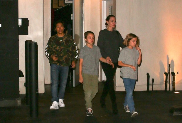 Angelina Jolie e os filhos Pax, Knox e Vivienne (Foto: BACKGRID)