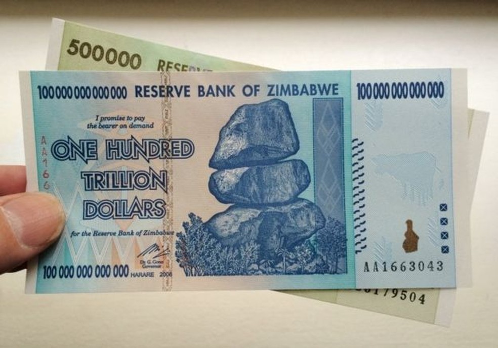 Nota de 100 trilhões de dólares do Zimbábue virou 'adubo', segundo um comerciante — Foto: BBC