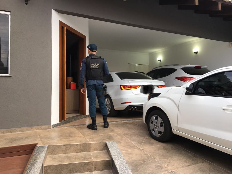 Resid&Atilde;&ordf;ncia com carros de luxo est&Atilde;&iexcl; sendo vistoriada por policiais dura&Atilde;&sect;&Atilde;&pound;o opera&Atilde;&sect;&Atilde;&pound;o  (Foto: Osvaldo N&Atilde;&sup3;brega / TV Morena)