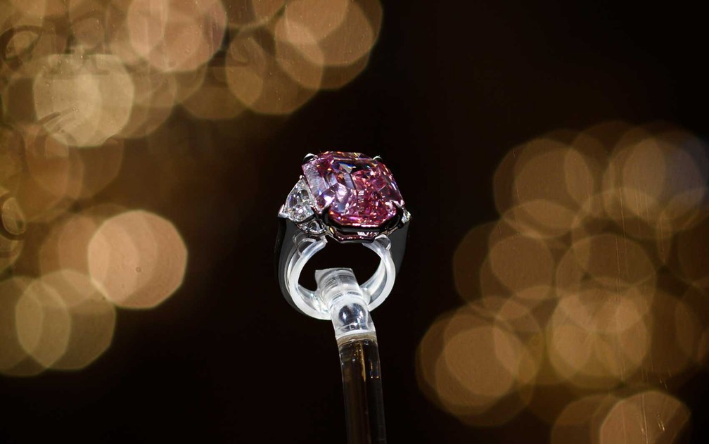 O Pink Legacy, um diamante rosa de 18,96 quilates — Foto: Fabrice Coffrini / AFP Photo