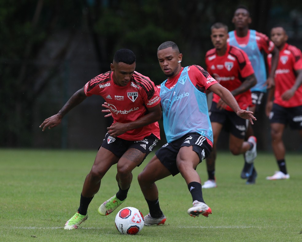 Juan e Marquinhos em treino do São Paulo — Foto: Rubens Chiri / saopaulofc