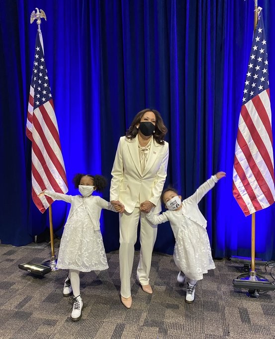 Kamala Harris e as sobrinhas no palco (Foto: Reprodução/ Twitter)