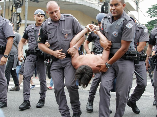 Estudante é detido por policiais militares durante protesto de alunos na Rua Lacerda Franco, em Pinheiros (Foto: Marivaldo Oliveira/Futura Press/Estadão Conteúdo)