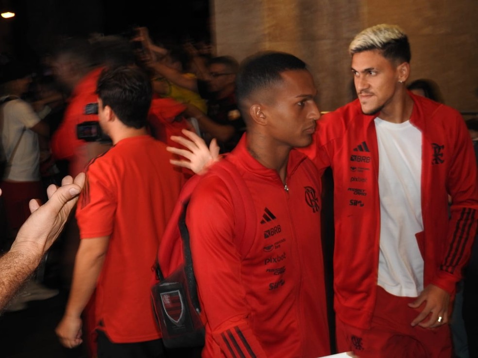 Pedro em desembarque do Flamengo em Maring&aacute; &mdash; Foto: Fred Gomes / ge