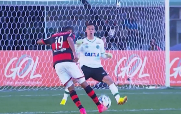 Alecsandro erra chute e Fla segue sem marcar fora. Vote no gol mais perdido