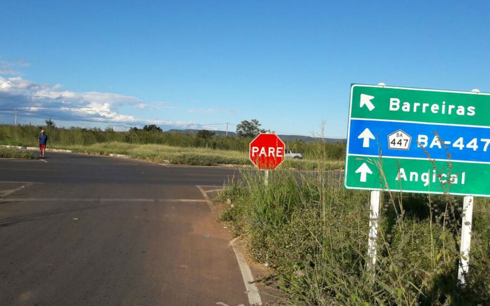 Via estava sinalizada com placa e testemunhas disseram que motorista não respeitou a sinalização no oeste da Bahia (Foto: Ivonaldo Paiva/Blog Braga)