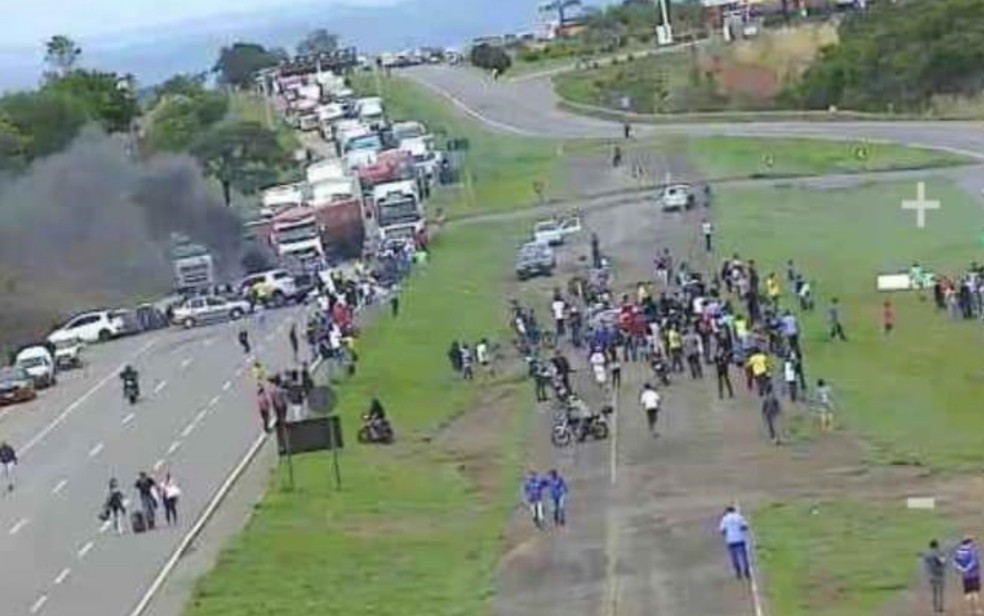 Manifestantes bloqueiam a rodovia BR-060 em Anápolis — Foto: Triunfo Concebra/Divulgação
