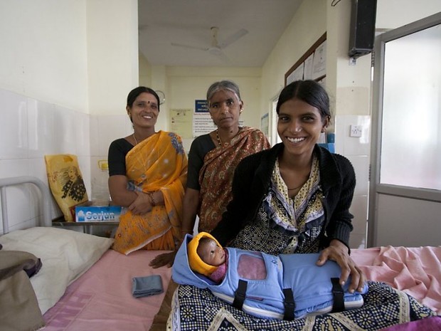 Shivamadamma embala seu bebê em uma bolsa . A bolsa térmica ajuda a salvar a vida de bebês prematuros em lugares do mundo onde as incubadoras ainda não são acessíveis  (Foto: Divulgação/Embrace.org)