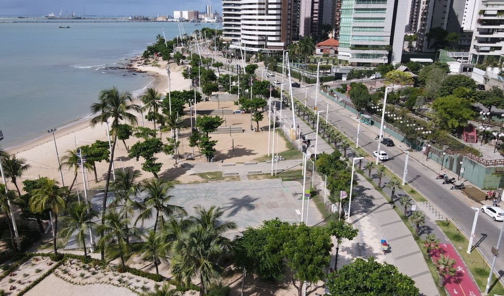 A Avenida Beira-Mar está se consolidando como um dos mais completos calçadões do Brasil em infraestrutura, com barracas, equipamentos esportivos e banheiros públicos — Foto: Prefeitura de Fortaleza/Divulgação