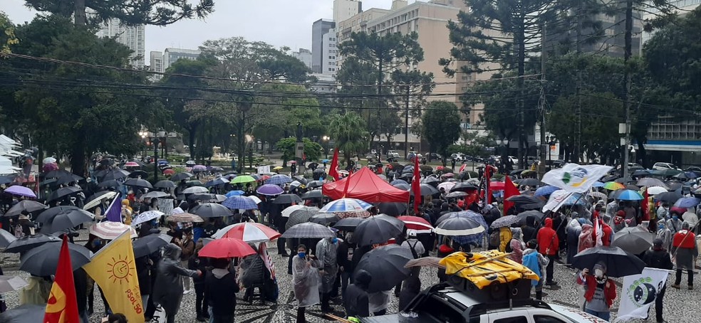 Manifestantes se reuniram na Praça Santos Andrade, em Curitiba — Foto: Elcio Branco/RPC