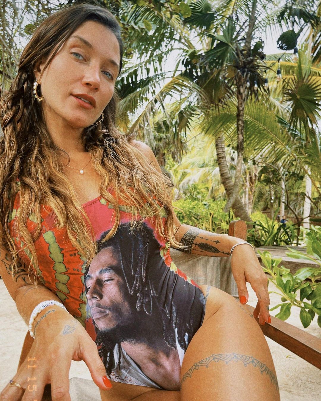 Gabriela Pugliesi posa com maiô com foto de Bob Marley em Tulum, no México (Foto: Reprodução / Instagram)