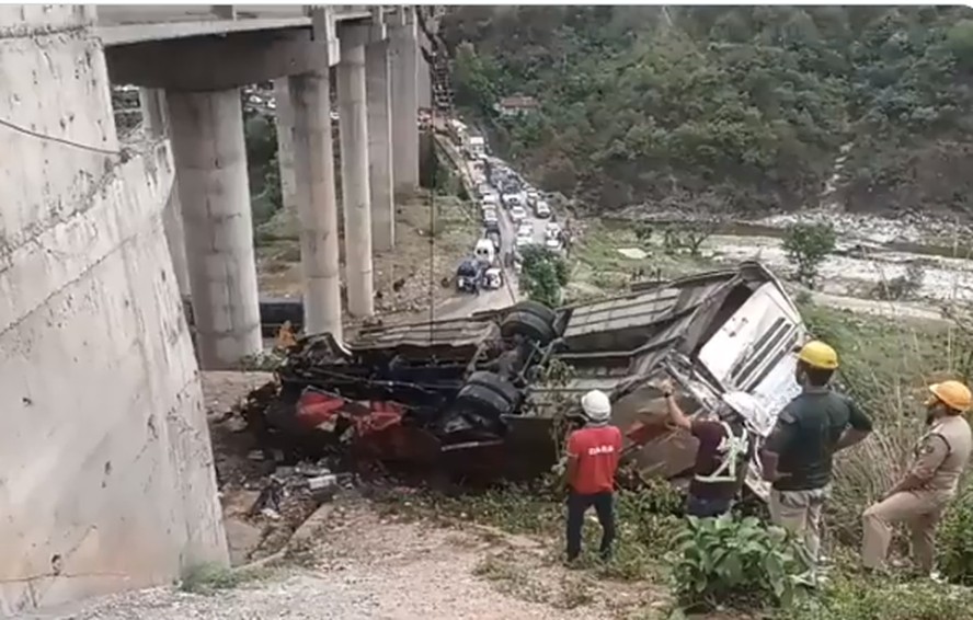 Pelo menos 10 mortos após ônibus cair de uma ponte na Índia