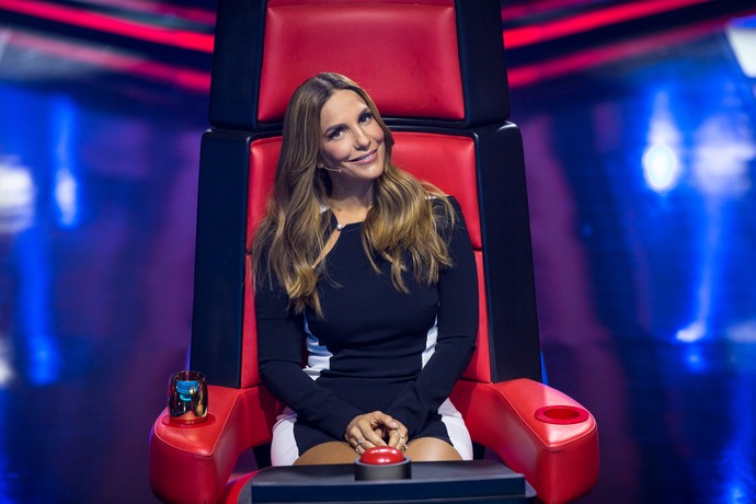 Ivete Sangalo posa na cadeira de técnica do 'The Voice Kids' (Foto: Isabella Pinheiro/Gshow)