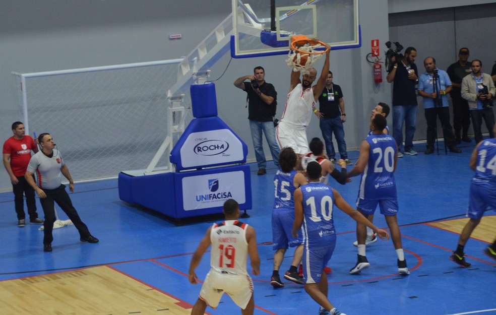 Unifacisa e Flamengo fizeram um grande jogo de basquete na inauguração da arena em Campina Grande (Foto: Silas Batista / GloboEsporte.com)