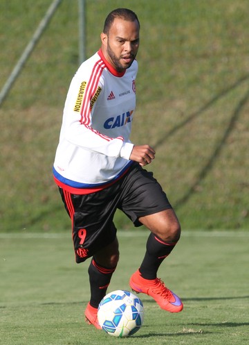 Intenção de Alecsandro é renovar contrato com o Fla, afirma empresário